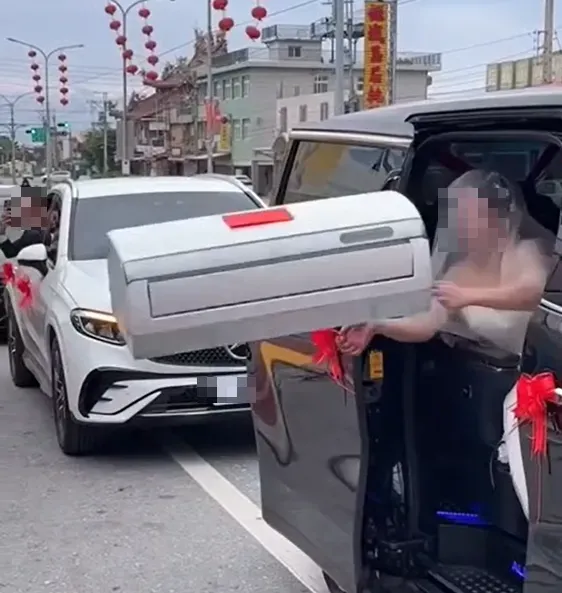 有網友目擊花蓮1位新娘從「89運兵車」上丟出1台冷氣機,似乎是在進行升級版的傳統「新娘丟扇」習俗。(圖/翻攝自Facebook@重機車友 ❘ 各區路況天氣、資訊分享中心)