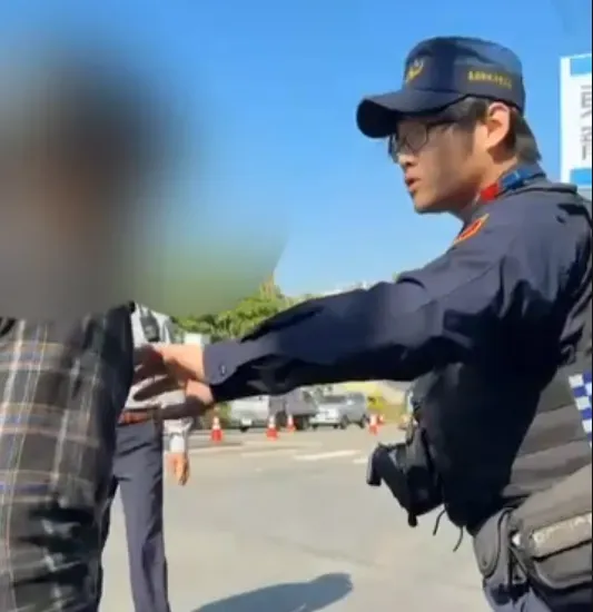 台南一名80多歲男子不滿被攔車與義交口角,還持鐮刀返場,1名女警壓制時意外受傷。( 圖/翻攝畫面)