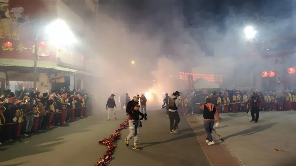 梧棲區鑼鼓喧天、鞭炮齊鳴，整夜熱鬧不已。（圖/浩天宮提供）