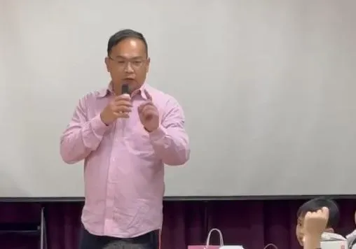 民進黨立委王義川在社群平台發布影片對小朋友們說藍白修了3個惡法。(圖/王義川Threads)