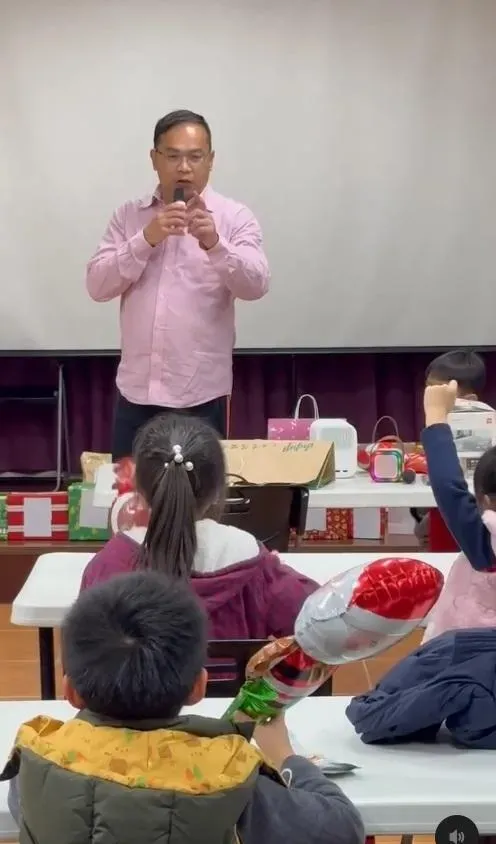 王義川21日自己po出洗腦幼童影片。(圖/翻攝自王義川Threads)