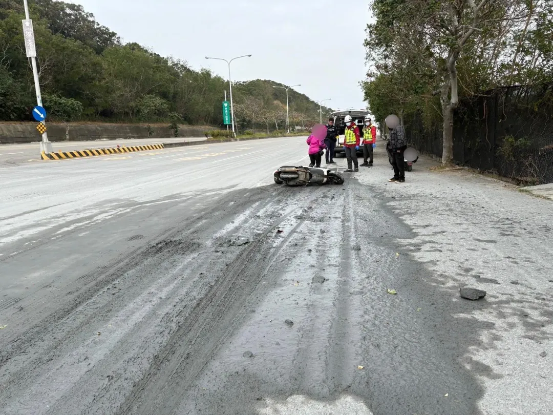 員警調閱監視器得知係一部曳引車載運泥土所滲漏，其違規行為後續將由通霄警分局依法舉發。（圖/中天新聞）