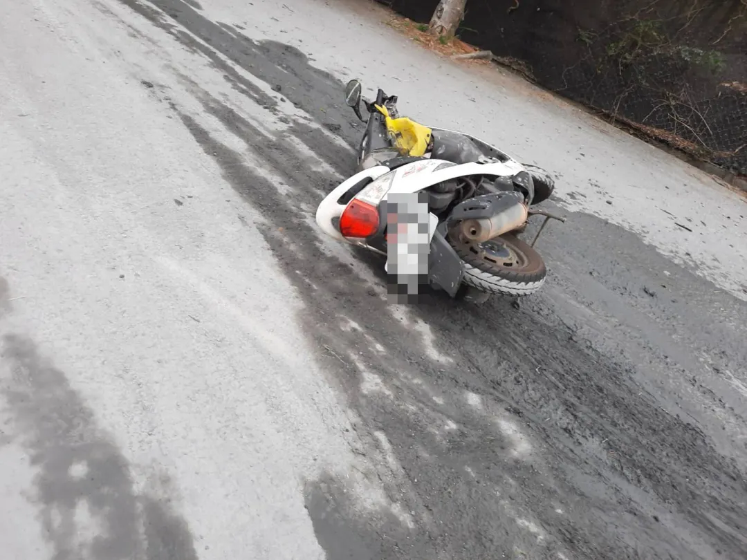一名58歲徐姓女子騎乘普通重型機車，沿台一線南往北方向行駛至132.4K時自摔倒地。（圖/中天新聞）