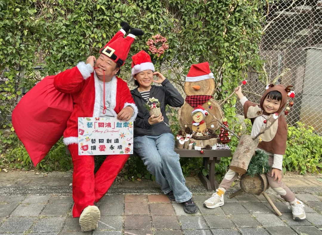 壽山動物園與植栽廠商攜手利用枯危木及修枝木創作可愛的梅花鹿造型與應景的小雪人。（圖／高雄市觀光局提供）