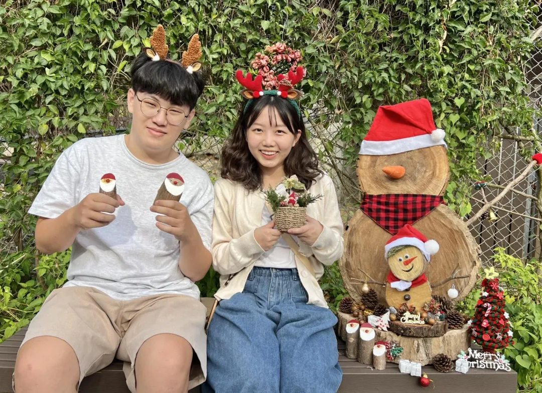 遊客展示DIY成果並與應景的小雪人合影。（圖／高雄市觀光局提供）