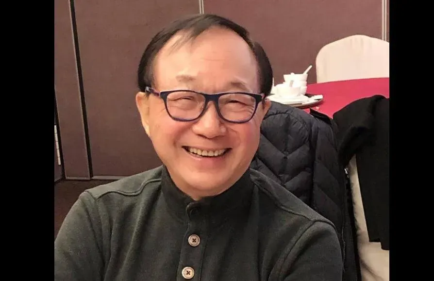 主演的港片《破·地獄》的82歲的香港喜劇演員許冠文,曾因飲食不忌口而罹糖尿病。(圖/翻攝自臉書「Michael Hui 許冠文」)