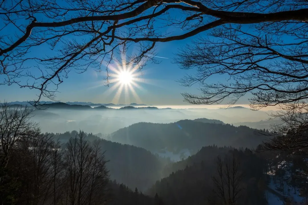 今天白天東北季風減弱，各地氣溫回升，大致為晴到多雲的天氣。（示意圖／取自pixabay）