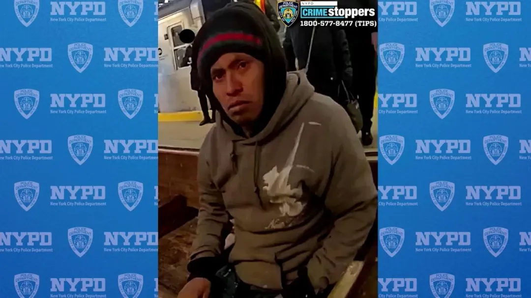 紐約警方公布嫌犯縱火後坐在月台的照片。(圖/路透社)