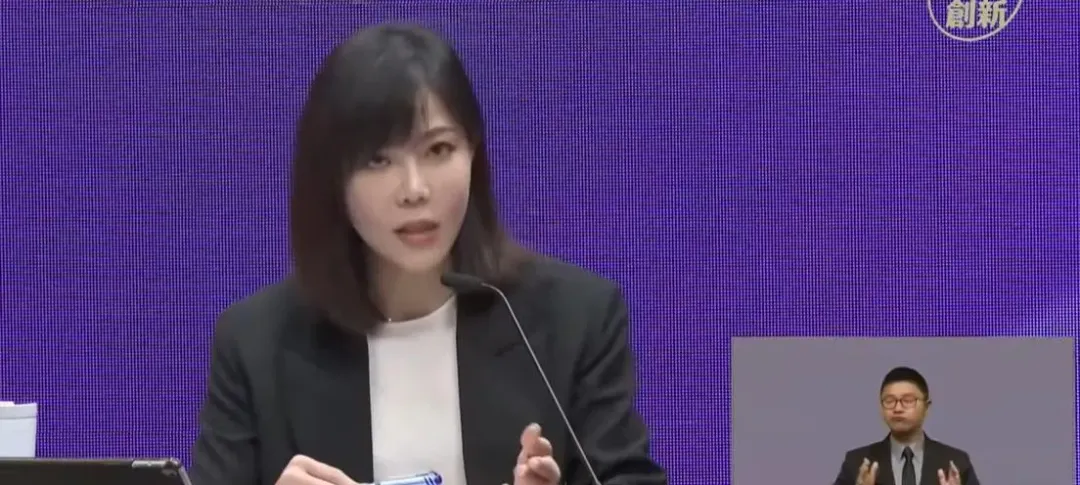 行政院發言人李慧芝在記者會上回應財劃法修正後行政院態度。(圖/中天新聞)