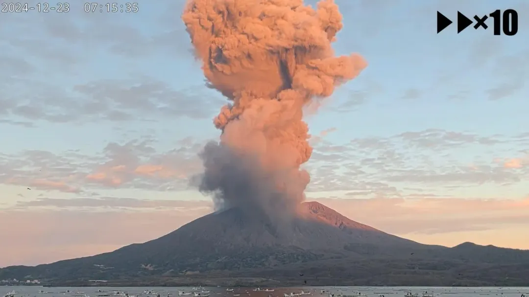 櫻島火山在23日上午噴發。(圖/翻攝YT@財寶)