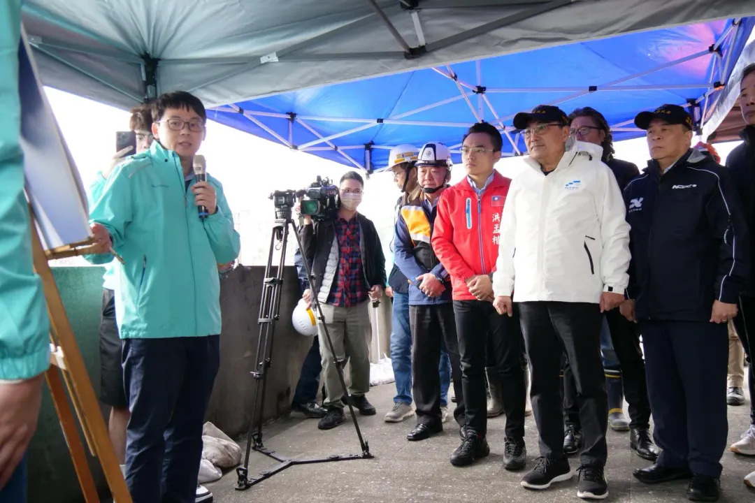 新北市長侯友宜聽取五股交流道交通改善工程交通維持計畫簡報。（圖／新北市政府交通局提供）