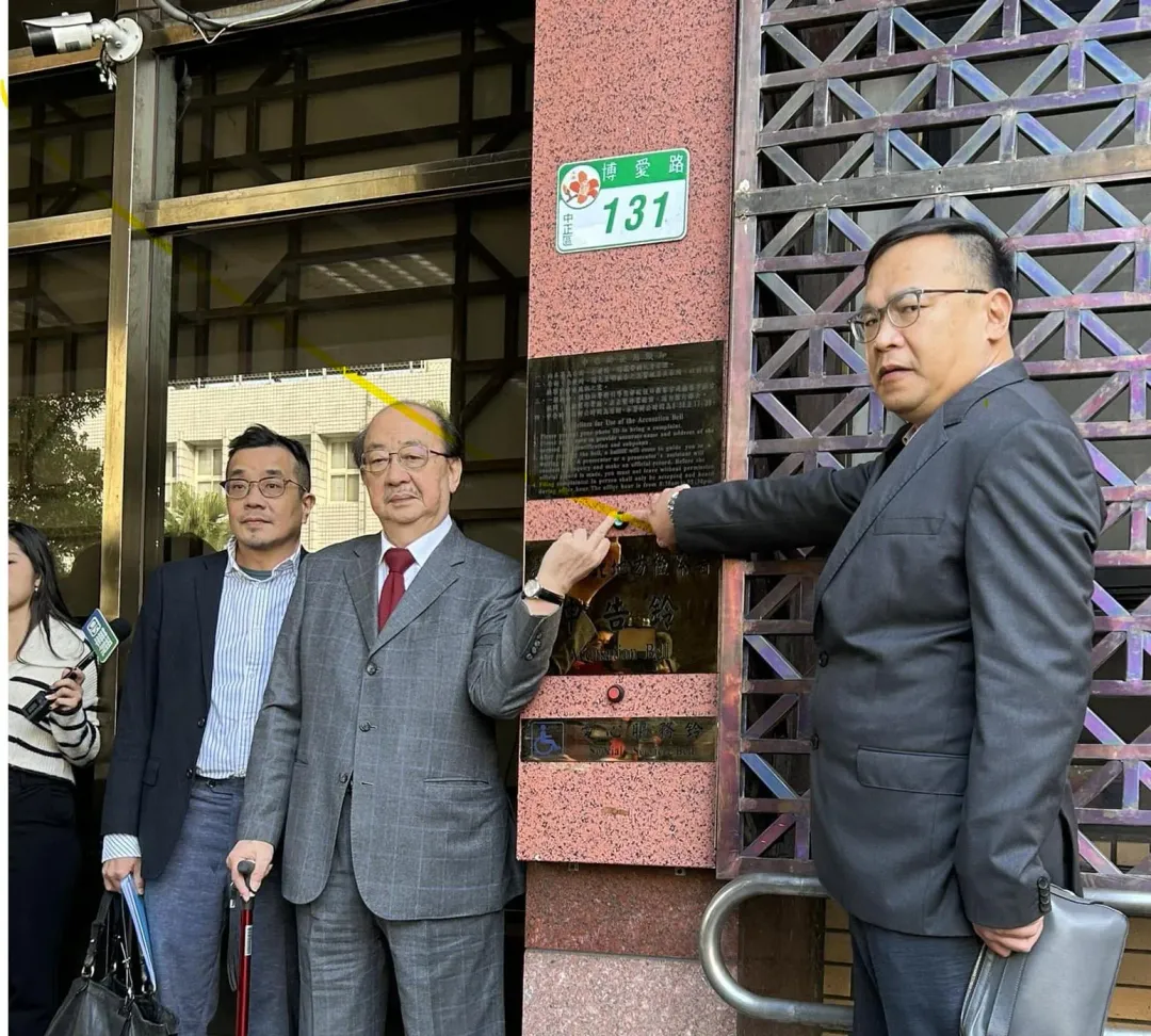 王義川(左ˋ)、柯建銘(中)赴北檢提告深偽影片製作者。(圖/擷取自周軒臉書)