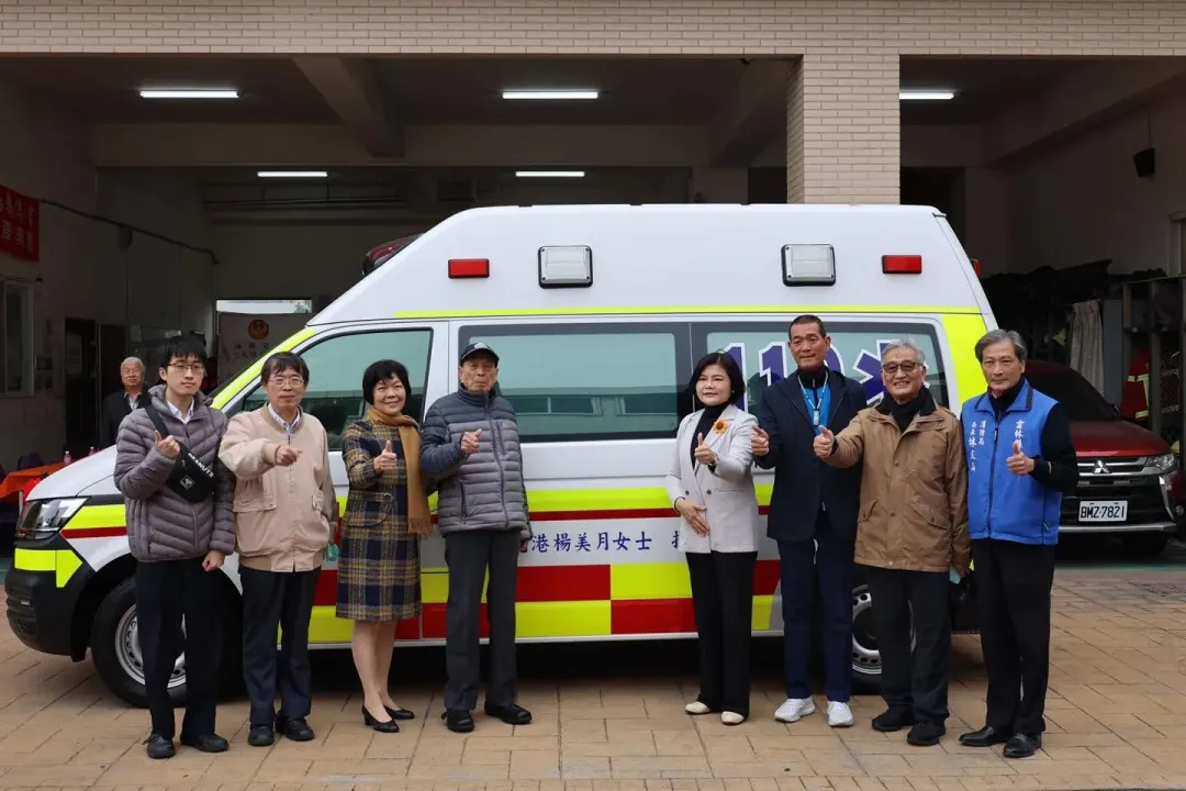 雲林縣長張麗善代表縣政府受證救護車。（圖／瘴癘善臉書）