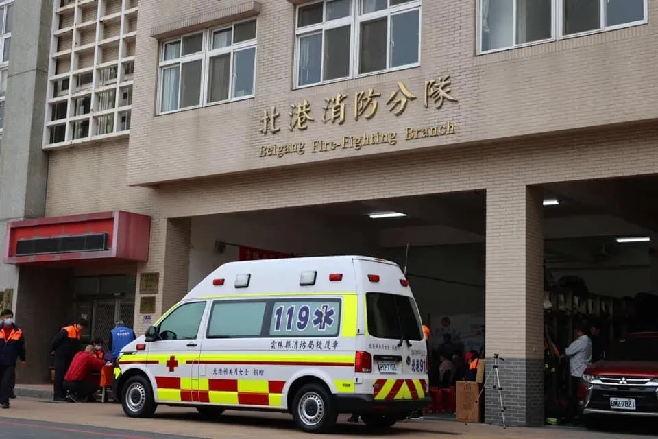 雲林縣長張麗善代表縣政府受證救護車。（圖／瘴癘善臉書）
