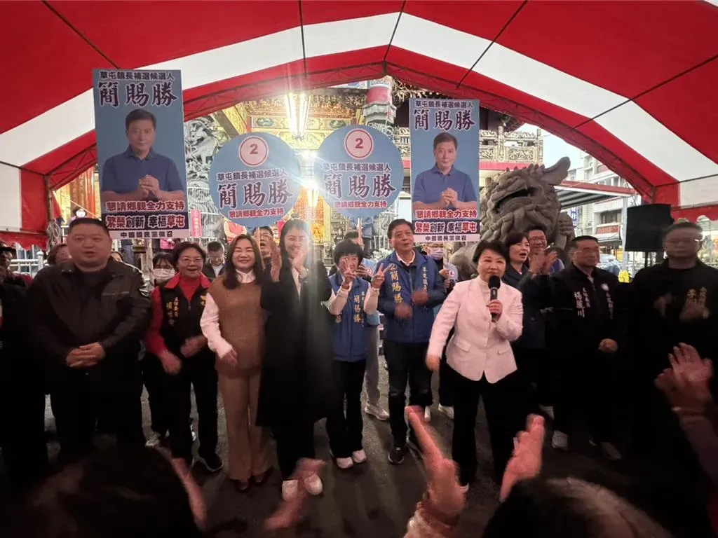 台中市長盧秀燕等人為草屯鎮長補選候選人簡賜勝站台,呼籲大家全力拉票,讓優秀的人選當選,為地方謀福利 。 (圖/報系資料照)