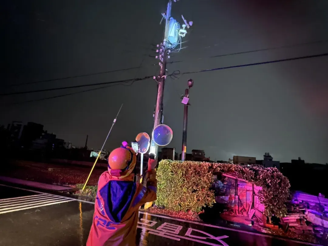竹北市西區部分電線桿發生故障，修理人員到場查看。（圖／翻攝畫面）
