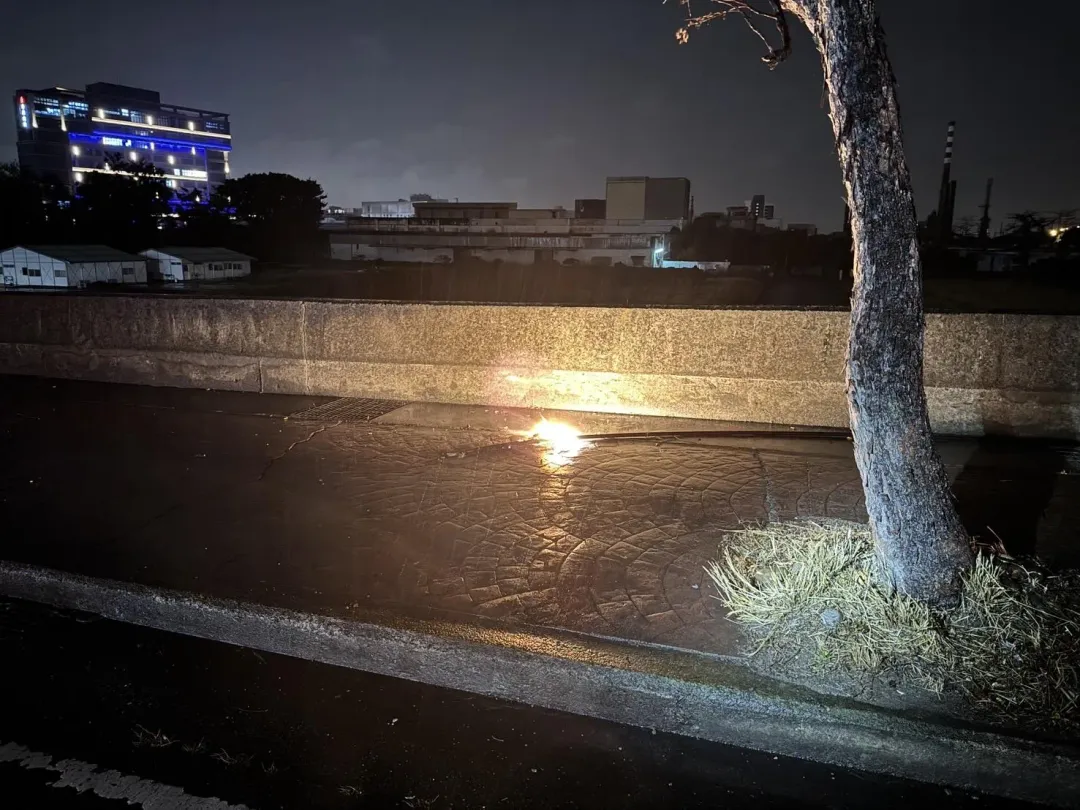 竹北市鳳山溪橋23日晚間發生電線掉落事件，電線在地面冒出火花。（圖／翻攝畫面）