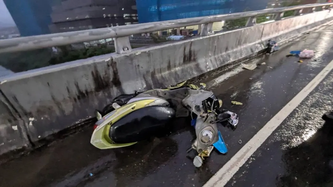汐止4機車撞成一團，騎士全數送醫。（圖／翻攝畫面）