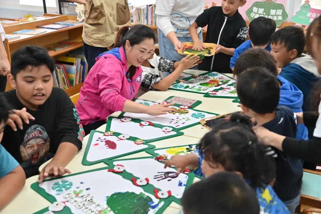 台東縣議長吳秀華為台東偏鄉早療的家庭與孩童帶來特別的聖誕佳節慶祝活動。（圖/台東縣議會提供）