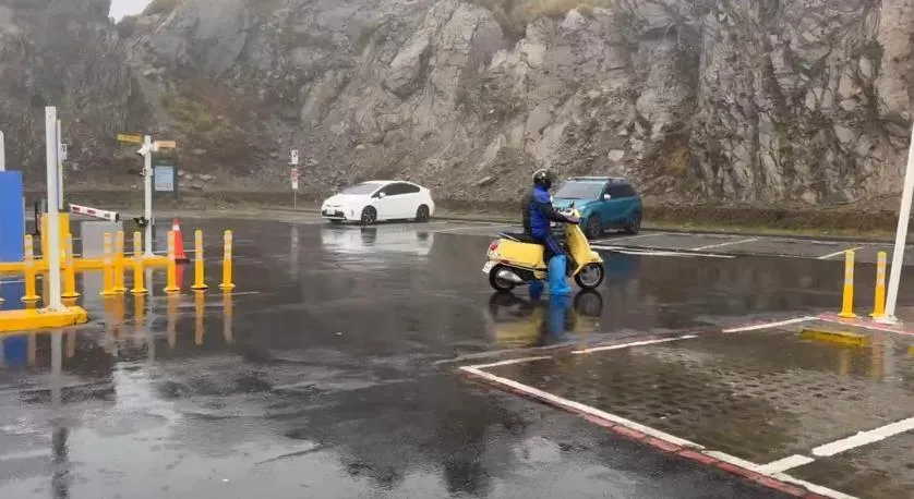太管處呼籲上山民衆生充分掌握路況資訊,並備妥雪錬以免掃了遊興。(圖/中天新聞)