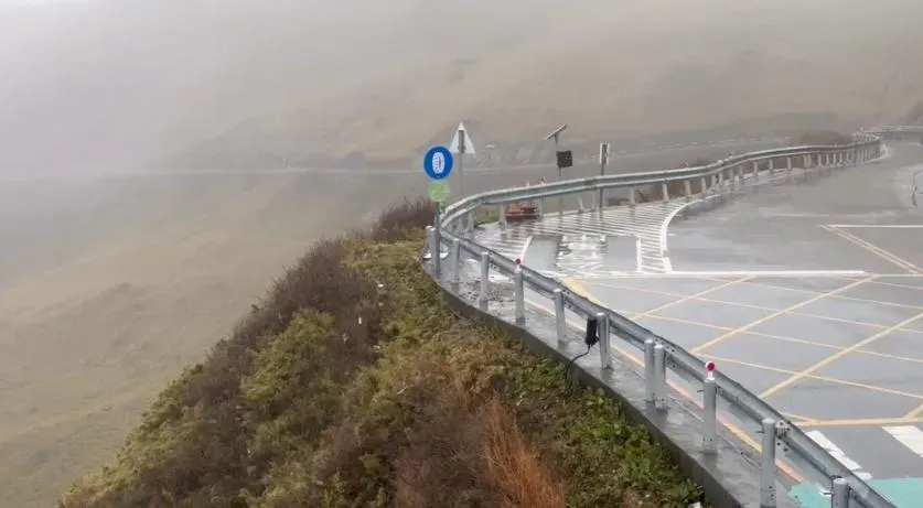 雪季旅遊注意事項及拆裝雪鍊影片等相關資訊,提供在太管處官網上,歡迎上網瀏覽。(圖/中天新聞)