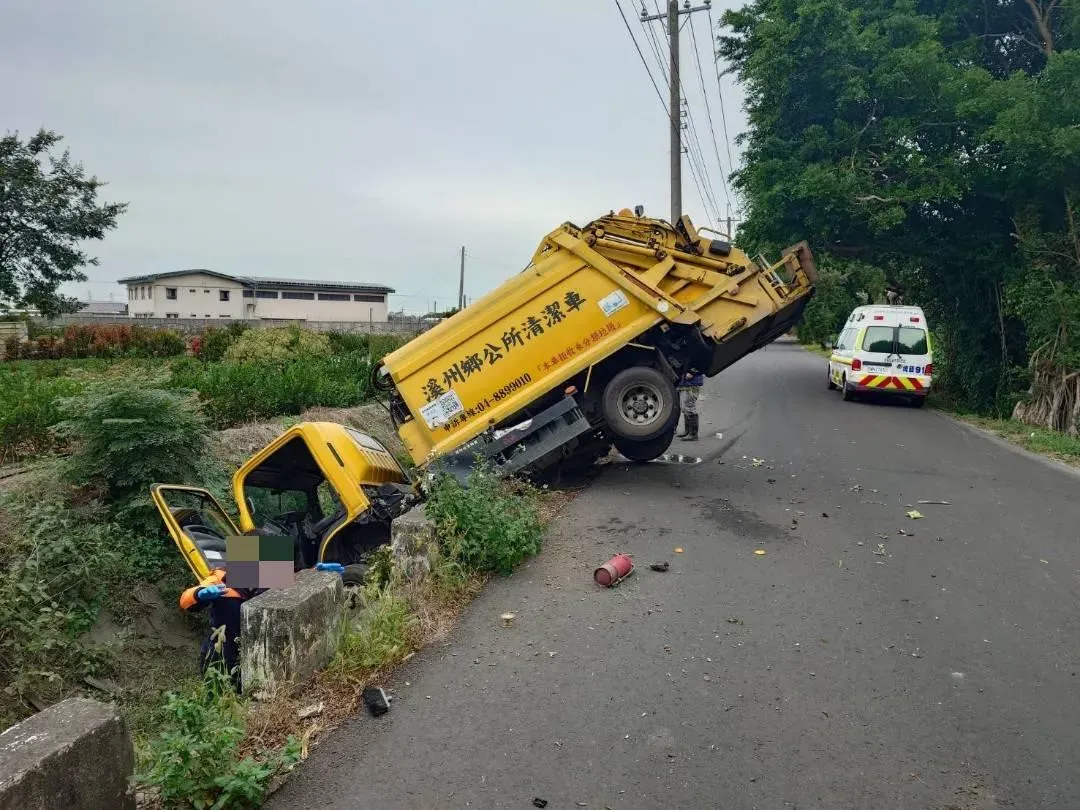 彰化垃圾車發生墜溝意外。(圖/翻攝畫面)