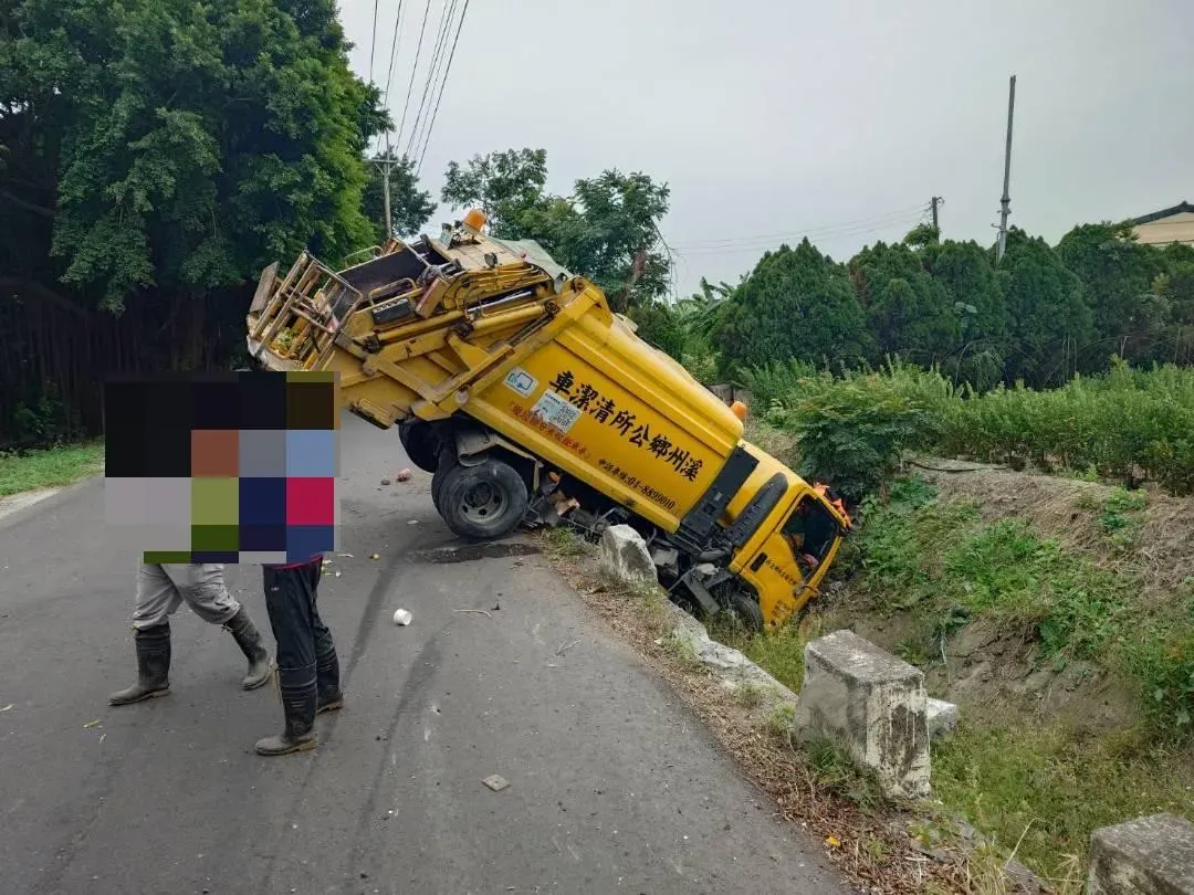垃圾車的車頭直接插進排水溝內。(圖/翻攝畫面)