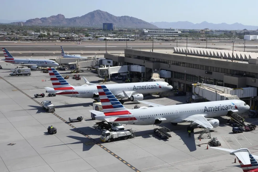 美國航空(American Airlines)24日平安夜發生技術問題故障,一度造成該公司境內航班全數停飛。(圖/非本次事件班機/美聯社)