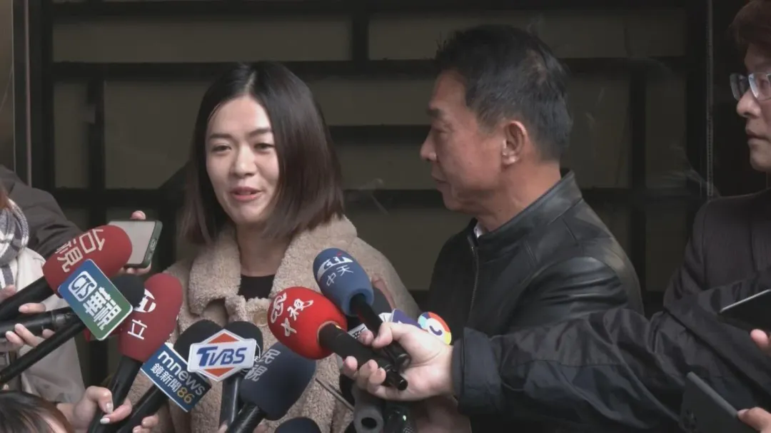 許智傑的女兒許馨不捨父親遭抹黑，受訪時一度哽咽（攝自中天新聞）