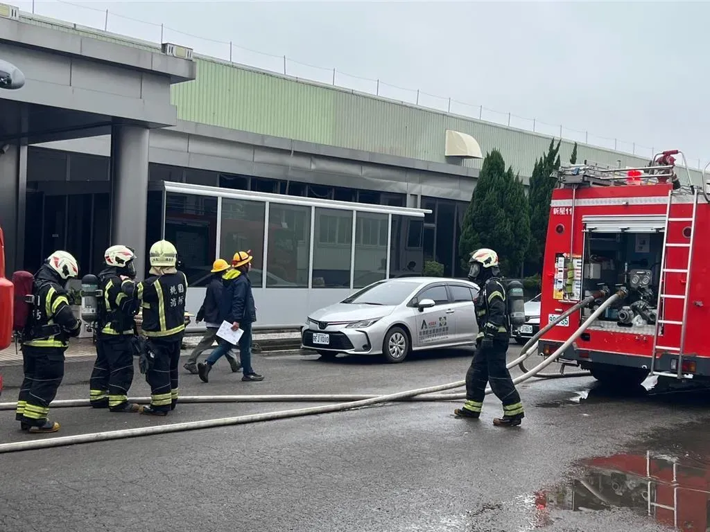 桃園新屋金屬工廠發生火警。(圖/翻社畫面)