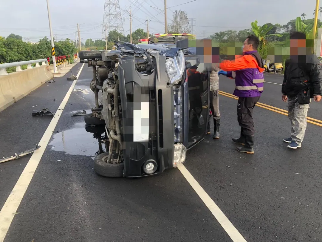 貨車右前車軸斷裂，掉在車後方數公尺遠位置。（圖／翻攝畫面）
