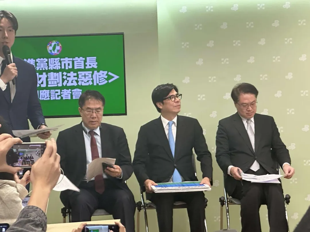 台南市長黃偉哲、高雄市長陳其邁、民進黨秘書長林右昌。(圖/黃詩崴攝)
