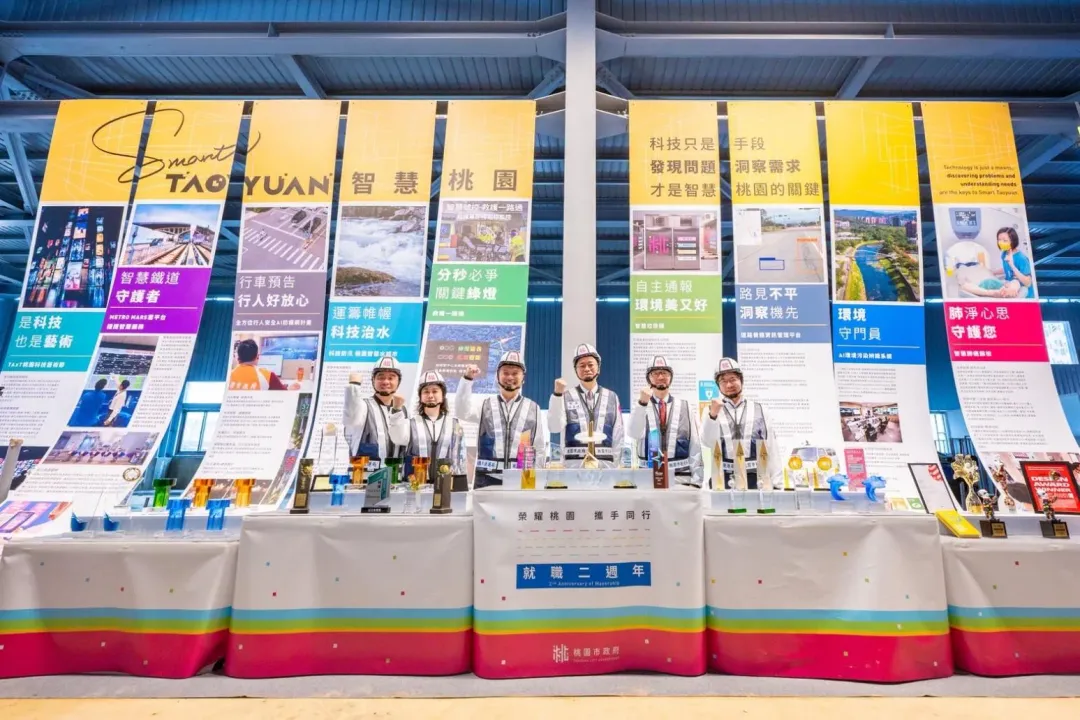 張善政展現智慧城鄉發展委員會成效。（圖／桃園市府提供）