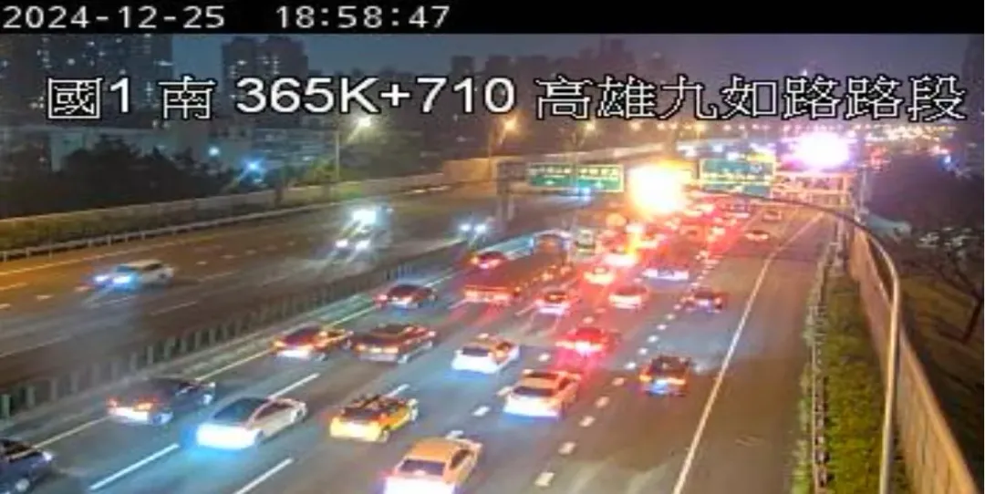 九如交流道前發生一起客運與兩台小客車擦撞事故。（圖／翻攝畫面）