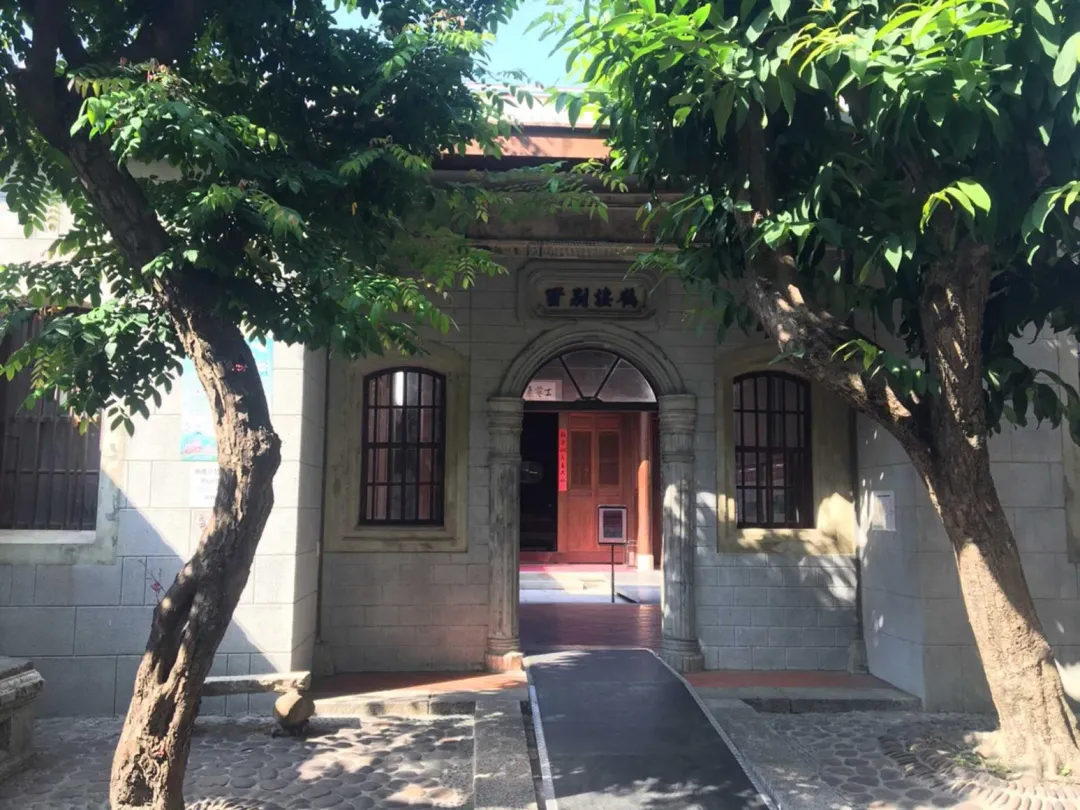 鶴棲別墅,這一座中西混搭的洋房建築,在鹿港老街中別具一格。(圖/彰化縣文化局)