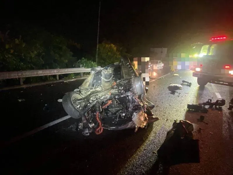 廖女與邱男駕駛的2部轎車嚴重爛毀。（圖／翻攝畫面）