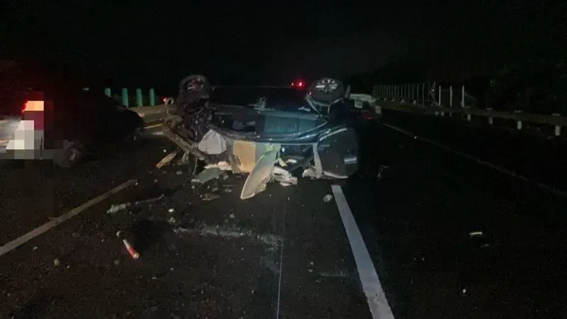 廖女與邱男駕駛的2部轎車嚴重爛毀。（圖／翻攝畫面）