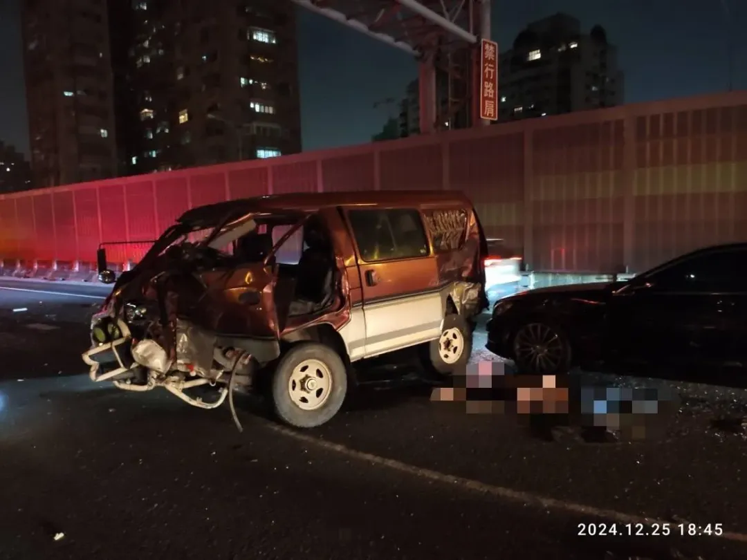 九如交流道前發生一起客運與兩台小客車擦撞事故。（圖／翻攝畫面）