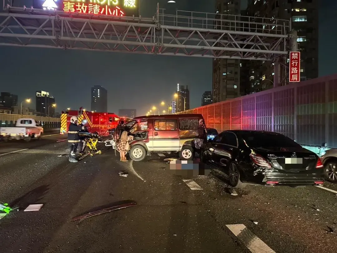 九如交流道前發生一起客運與兩台小客車擦撞事故。（圖／翻攝畫面）