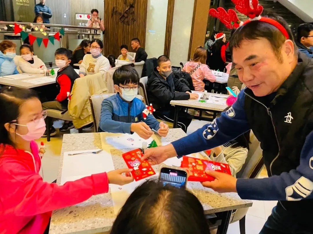 鍾東錦縣長扮演耶誕老公公發紅包。（圖／苗栗馥藝金鬱金香酒店提供）