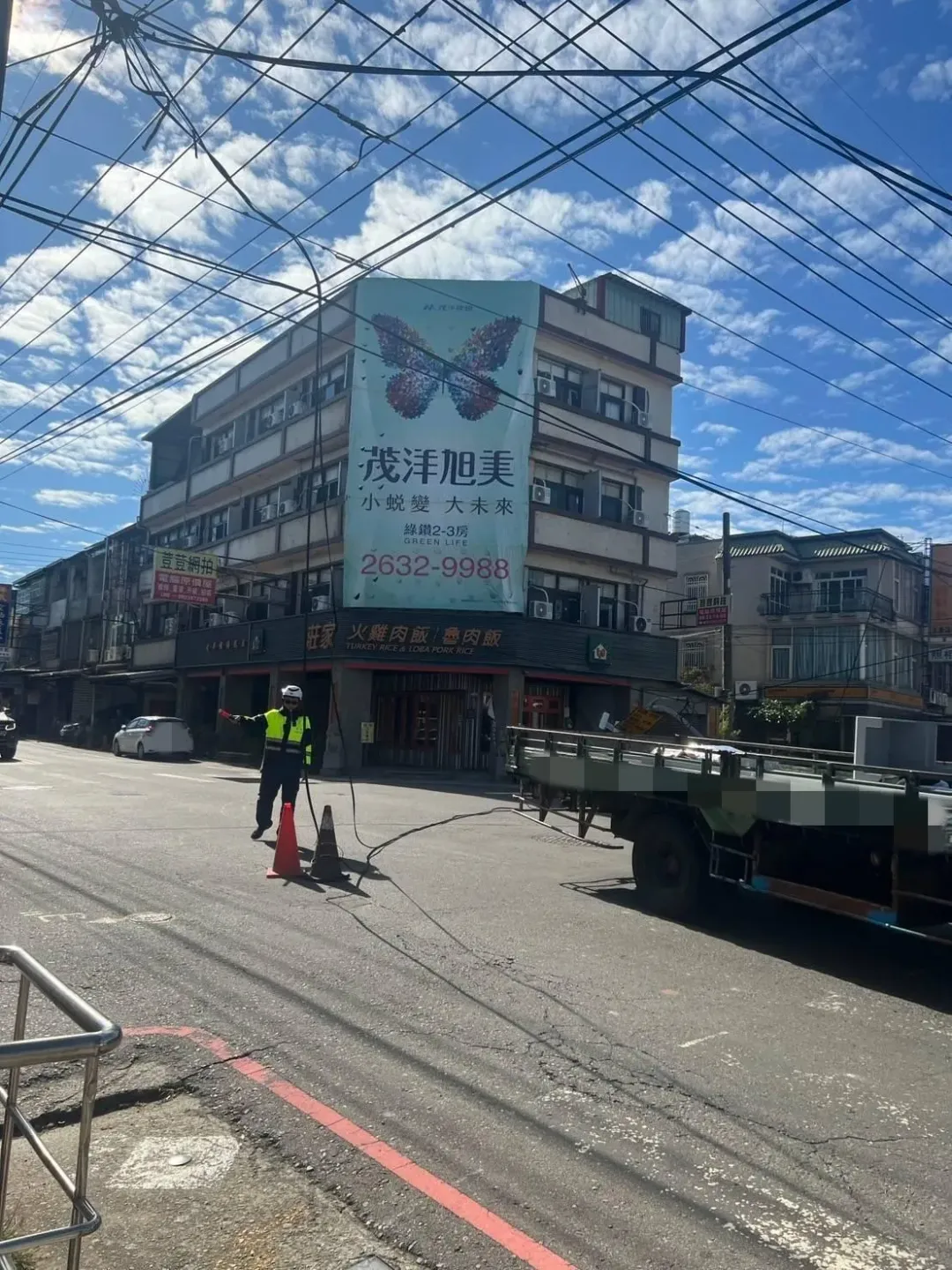 烏日分局獲報後立即派遣4名警力到場協助路口交通指揮，並即時通報交通局、台電和維修廠商趕往搶修號誌，全案依交通事故處理程序調查處理。（圖/警方提供）