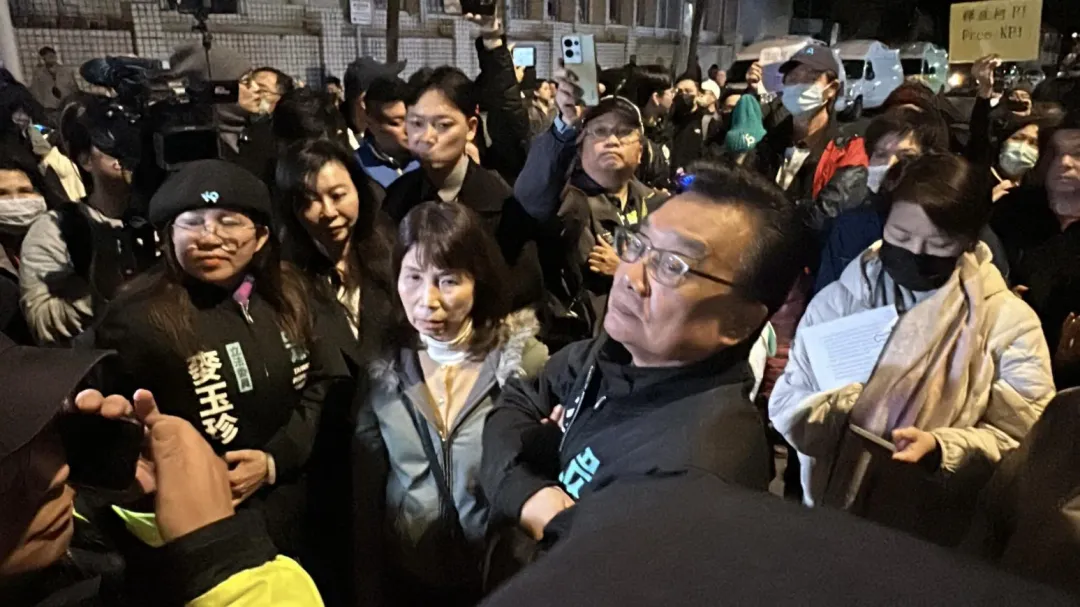 民眾黨立委們也趕到現場。（圖／塗豐駿攝）