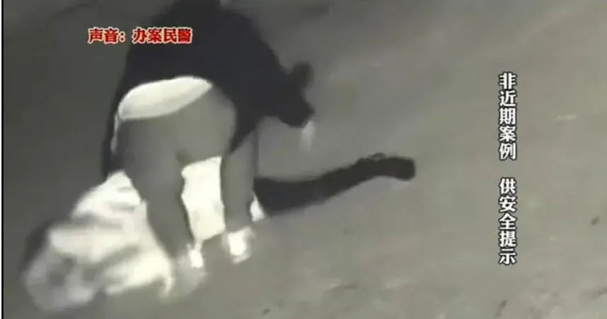 近日,大陸發生一起深夜襲擊夜歸女子的事件,一名張姓女子下班返家時,2度被同一名埋伏在路邊的孫姓男子從路邊衝出撲倒,然後強行扯下她的「原味襪子」後拔腿就跑。(圖/翻攝微博)