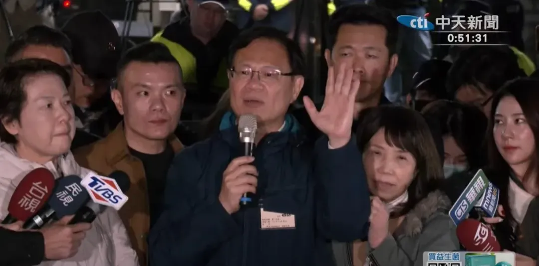 民眾黨立委張啓楷向小草們說明當時開庭的狀況。(圖/中天新聞)