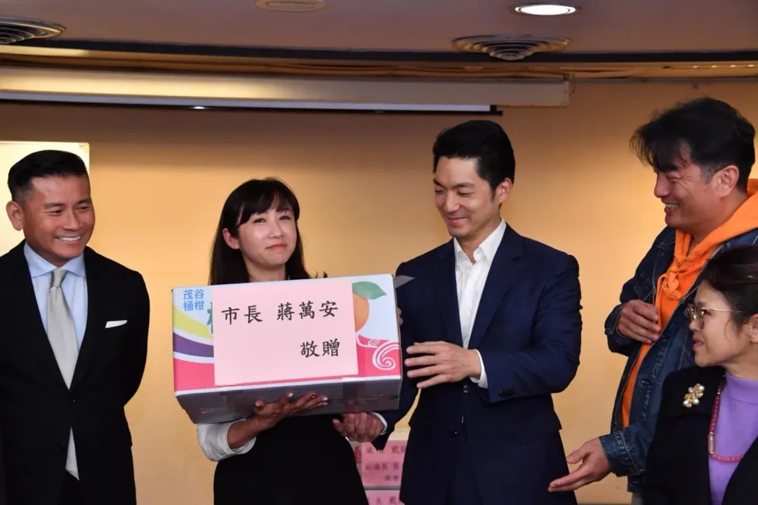 台北市長蔣萬安赴議會工務委員會致贈橘子、議員許淑華代表接受。(圖/台北市政府提供)