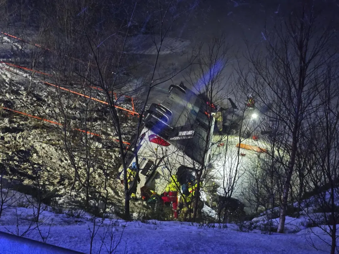 載有8國外國遊客的巴士在挪威翻車釀3死。(圖/美聯社)