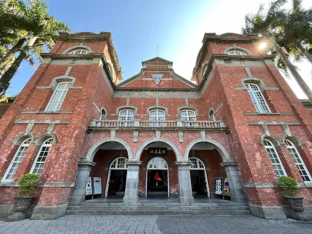 麥當勞性侵風波持續延燒,建中某班級學生卻揪團吃麥當勞,還PO網炫耀引發爭議,對此建中發聲明道歉。(圖/翻攝Google Maps)