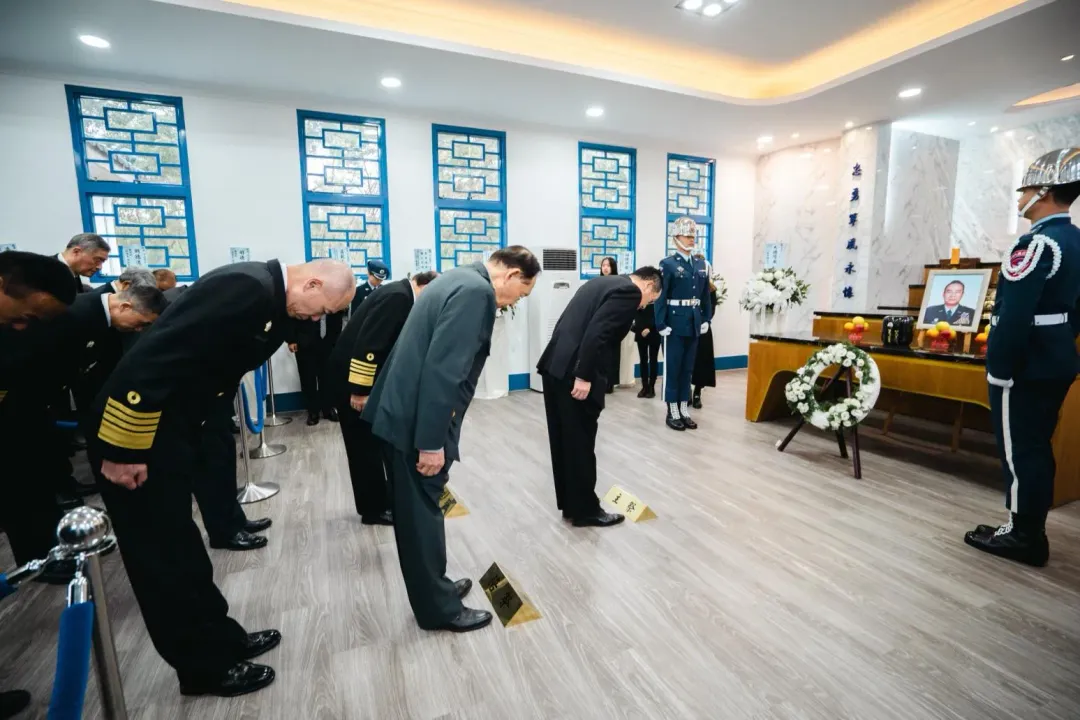 顧立雄向李前部長追思致敬。(圖/軍聞社)