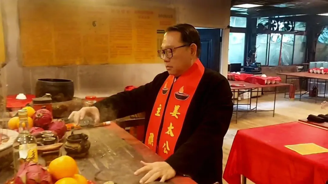 陽明山姜太公道場主席羅世新請示金蛇年國運籤。(圖/陽明山姜太公道場提供)
