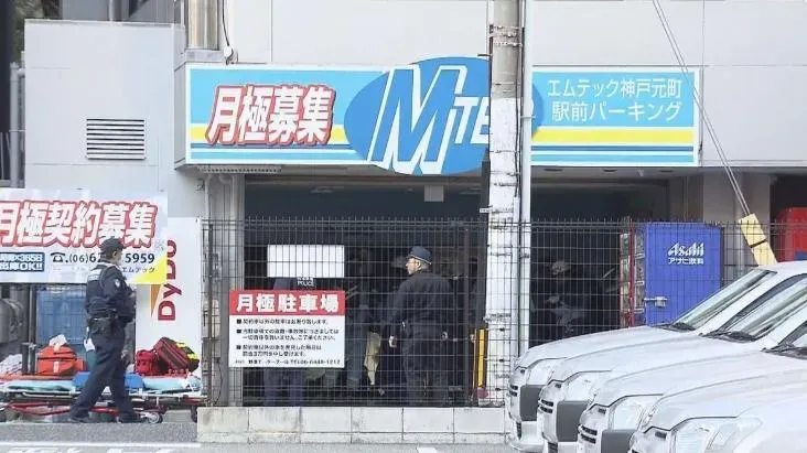 日本神戶市一處立體停車場發生汽車墜落意外。(圖/NNN)